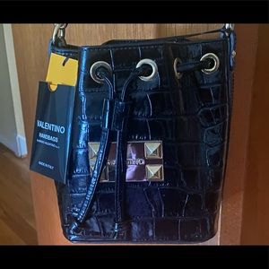 Mario VALENTINO small open-top bucket bag, long gold chain strap. Black patent